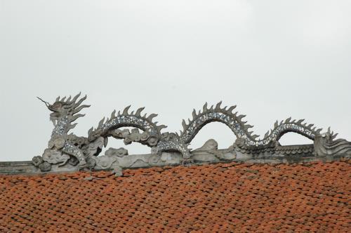 hanoitemplelitdragonroof.jpg